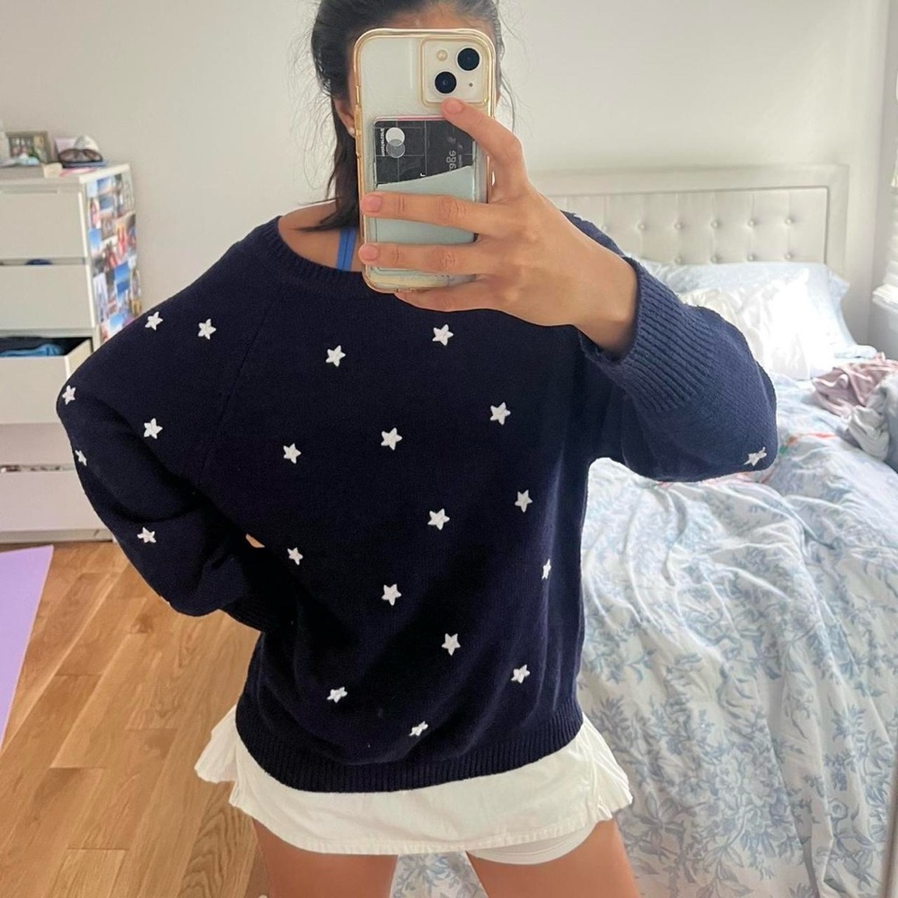 Brandy Melville Blue and White Crew Neck Sweater with Elegant Pattern